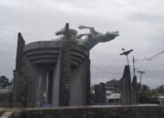 Patung Kuda dan Sejumlah Pohon di Kayangan Tumbang di Terpa Angin kencang