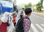 Satlantas Polres Bima Kota Aru Gatur Pagi Sambil Bantu Anak Sekolah Menyebrang Jalan
