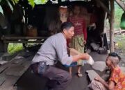 Bhabinkamtibmas Desa Sambik Elen Bagikan Nasi Bungkus kepada Warga Kurang Mampu