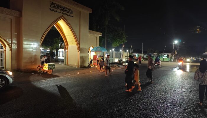 Polisi Kawal Salat Tarawih di Kediri, Jamaah Merasa Aman dan Nyaman