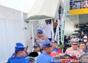 Petugas Pelabuhan Lembar Sigap Evakuasi Penumpang yang Mengalami Keguguran