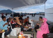 Kapolres Bima Kota dan Ketua Bhayangkari Berbagi Takjil serta Buka Puasa Bersama Porter di Pelabuhan Laut Bima