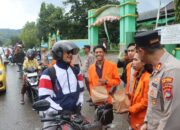 Kapolres Bima Kota Bersama Mahasiswa UMBO dan Bhayangkari Bagikan Takjil Kepada Masyarakat