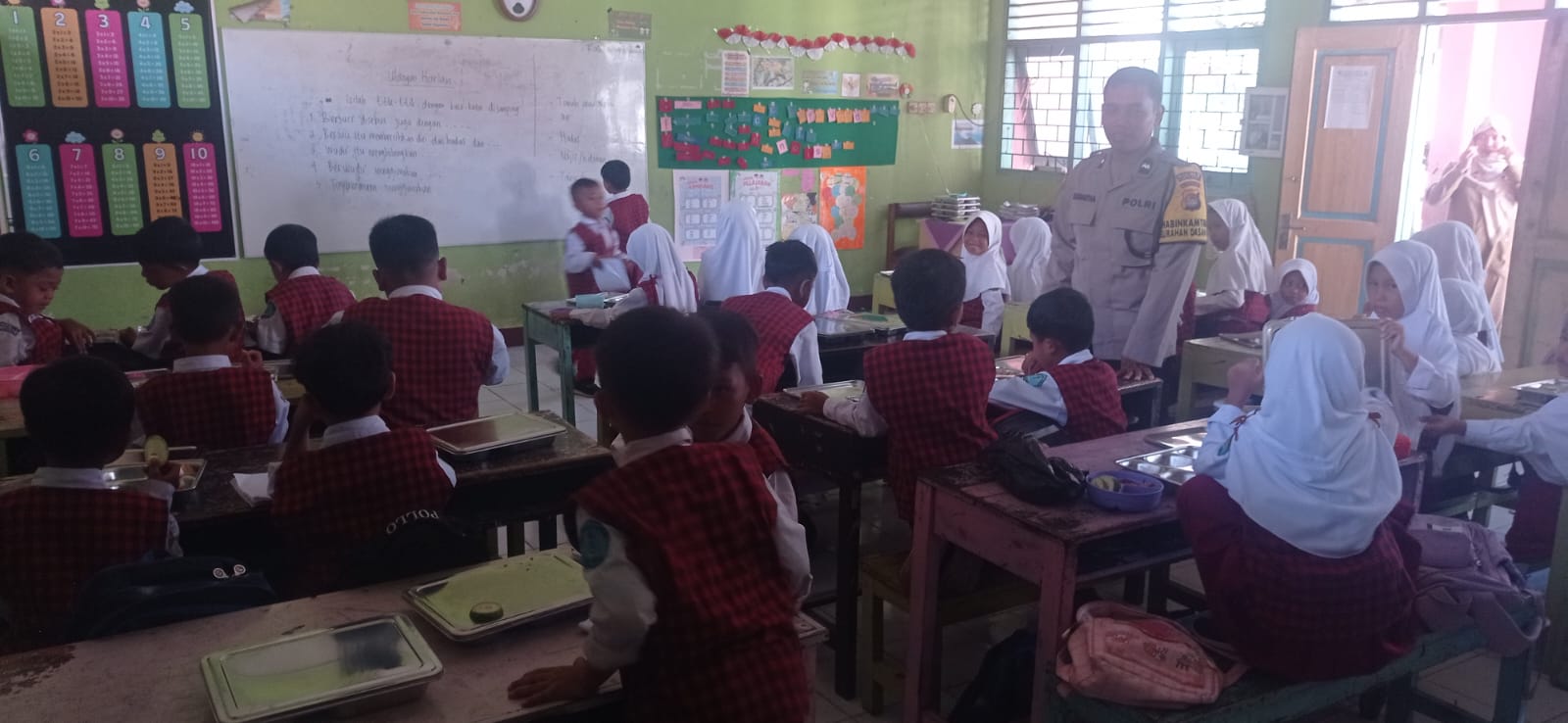 Polsek Gerung Kawal Ketat Program Makan Bergizi Gratis di Lombok Barat, Pastikan Berjalan Lancar