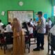 Polsek Gerung Jamin Keamanan Penyaluran Makan Bergizi Gratis di Dua Sekolah Dasan Tapen