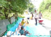 Dekat dengan Warga, Bhabinkamtibmas Kelurahan Nungga Bantu Petani Saat Panen Jagung