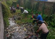 Babinsa dan Warga Sekarbela Bersatu Cegah Banjir