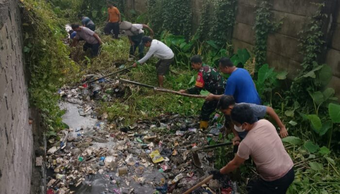 Babinsa dan Warga Sekarbela Bersatu Cegah Banjir