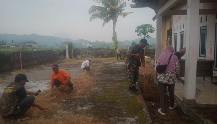 Sinergi TNI dan Warga Warnai Persiapan HUT Desa Tempos