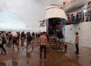 Polsek Kawasan Pelabuhan Laut Bima Laksanakan Pengamanan Embarkasi dan Debarkasi Penumpang Kapal KM. WILIS