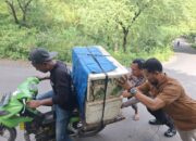 Potret Empati Personil Polsek Rasbar: Bantu Dorong Motor Penjual Rujak, Wujud Nyata Polisi untuk Masyarakat