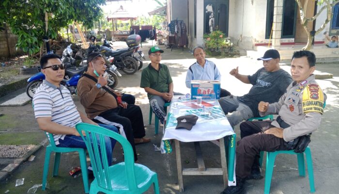 Bhabinkamtibmas Desa Terong Tawah Dukung Ketahanan Pangan Melalui Gotong Royong dan Pengecekan Lahan