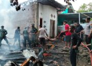 Personel Polsek Ambalawi Bantu Padamkan Kebakaran Rumah di Dusun Benteng Tolowata