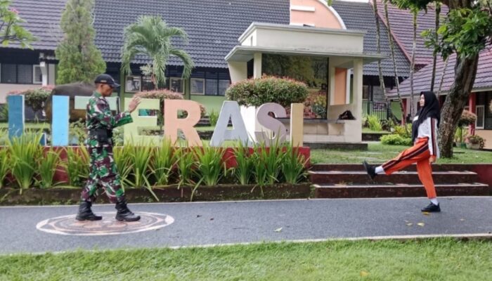 Babinsa Gunungsari Latih Paskibra, Dukung An Natasya ke Seleksi Nasional