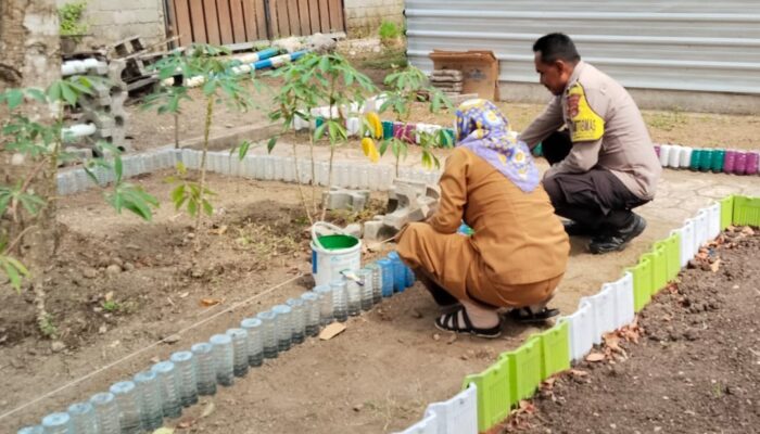 Bhabinkamtibmas Lembar Selatan Dorong Warga Kelola Lahan Pekarangan