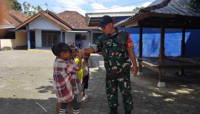Babinsa Labuan Tereng Bangun Semangat Anak-Anak Lewat Pendekatan Humanis