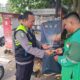 Lombok Barat, NTB – Kepolisian Resor Lombok Barat (Polres Lobar) menunjukkan komitmennya dalam menjaga kesehatan dan kesejahteraan Masyarakat. Khususnya para pengemudi ojek online (ojol), melalui kegiatan pemeriksaan kesehatan dan pemberian vitamin gratis. Inisiatif SI DOKKES Polres Lombok Barat Kapolres Lombok Barat, Polda NTB, AKBP Yasmara Harahap, S.I.K., melalui Kepala Bagian Sumber Daya Manusia (Kabag SDM), AKP Dewi Komalasari, S.H., mengatakan bahwa program pemeriksaan kesehatan gratis ini diinisiasi oleh Bidang Kedokteran dan Kesehatan (Dokkes) Polres Lombok Barat. Dengan fokus utama pada kelompok masyarakat yang memiliki mobilitas tinggi dan rentan terhadap berbagai risiko kesehatan. "Kami ingin memastikan bahwa para pengemudi ojek online, sebagai salah satu garda terdepan perekonomian digital, tetap dalam kondisi prima," ujar Kepala Bagian Sumber Daya Manusia (Kabag SDM) Polres Lombok Barat, AKP Dewi Komalasari, S.H. Kegiatan ini secara spesifik dilaksanakan pada Kamis (12/6/2025), dipusatkan di area yang mudah dijangkau oleh para pengemudi ojek online di wilayah Lombok Barat. Antusiasme terlihat dari kehadiran para peserta yang berbondong-bondong untuk memeriksakan kondisi kesehatan mereka. Manfaat Langsung bagi Pengemudi Ojek Online Dalam kegiatan ini, para pengemudi ojek online mendapatkan beragam layanan kesehatan, termasuk pemeriksaan tekanan darah, cek gula darah, serta konsultasi kesehatan singkat dengan tenaga medis dari Dokkes Polres Lombok Barat. Selain itu, mereka juga diberikan suplemen vitamin untuk menjaga daya tahan tubuh, terutama mengingat intensitas kerja yang tinggi di jalan raya. "Kami sangat terbantu dengan adanya program seperti ini. Kadang kami tidak sempat memeriksakan kesehatan karena sibuk bekerja," tutur salah satu pengemudi ojek online yang enggan disebutkan namanya. "Pemberian vitamin juga sangat bermanfaat, apalagi di musim pancaroba seperti sekarang." Target dan Dampak Positif Pada kesempatan ini, Polres Lombok Barat menargetkan setidaknya 25 orang pengemudi ojek online dapat terlayani. Angka ini diharapkan dapat terus meningkat pada kegiatan serupa di masa mendatang. AKP Dewi Komalasari menambahkan bahwa target 25 orang ini adalah awal. “Kami berharap kegiatan ini dapat menjadi agenda rutin dan menjangkau lebih banyak lapisan masyarakat di kemudian hari,” imbuhnya. Inisiatif seperti ini tidak hanya mencerminkan peran kepolisian dalam menjaga keamanan dan ketertiban, tetapi juga menunjukkan kepedulian terhadap aspek kesehatan dan kesejahteraan sosial. Dengan kondisi fisik yang prima, para pengemudi ojek online diharapkan dapat menjalankan profesi mereka dengan lebih optimal, yang pada akhirnya akan berdampak positif pada stabilitas ekonomi lokal. Komitmen Polres Lombok Barat untuk Masyarakat Kegiatan bakti kesehatan ini merupakan salah satu dari sekian banyak program sosial yang digalakkan oleh Polres Lombok Barat. Komitmen untuk selalu hadir dan memberikan pelayanan terbaik kepada masyarakat adalah pijakan utama. Melalui program SI DOKKES, Polres Lombok Barat berharap dapat terus berkontribusi dalam menciptakan masyarakat yang sehat dan produktif. "Ini adalah wujud nyata kepedulian kami terhadap masyarakat. Kami ingin Polri tidak hanya dilihat sebagai penegak hukum, tetapi juga sebagai sahabat masyarakat yang peduli terhadap kesejahteraan mereka," pungkas AKP Dewi Komalasari. Dengan berlanjutnya program-program kemanusiaan seperti ini, diharapkan sinergi antara kepolisian dan masyarakat dapat semakin erat. Menciptakan lingkungan yang lebih aman, sehat, dan sejahtera bagi seluruh warga Lombok Barat.