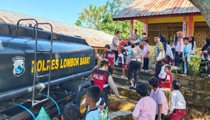 Polres Lombok Barat Salurkan 5.000 Liter Air Bersih ke Kesambik Rempek