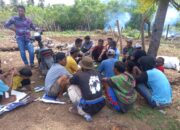 Bhabinkamtibmas Desa Buncu Laksanakan Sambang dan Gotong Royong Pembangunan Arena Pacuan Kuda