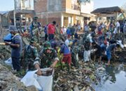 Kolaborasi TNI, Pemda, dan Warga Tangani Sampah Banjir