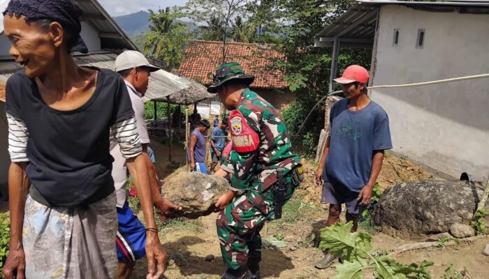 TNI Bersama Warga Lembar Bangun Tempat Tandon Air