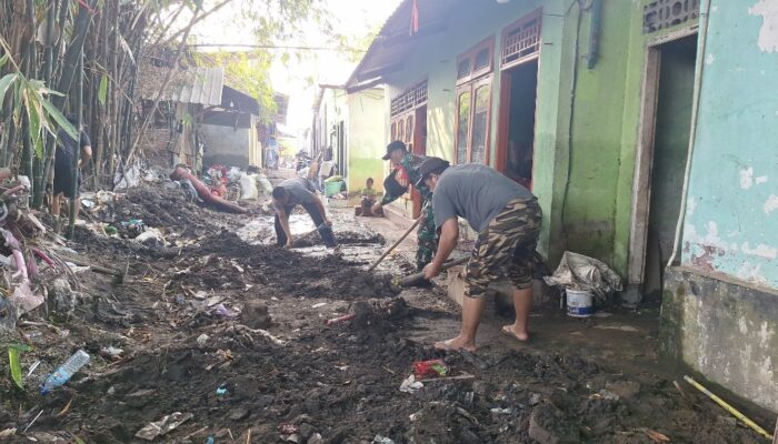 Gotong Royong TNI Bersihkan Kota Mataram dari Lumpur dan Sampah