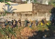 Sejumlah Relawan Bersihkan Bantaran Sungai Kali Ancar di Mataram