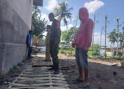 Sinergi Babinsa dan Pemdes Kawal Proyek Plat Beton