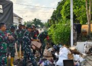 Usai Banjir, TNI Bersihkan Kota Mataram dari Tumpukan Sampah