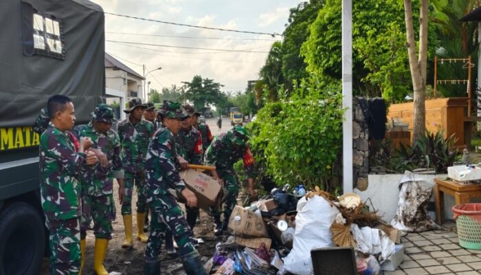 Usai Banjir, TNI Bersihkan Kota Mataram dari Tumpukan Sampah