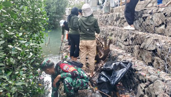 Sinergi Babinsa dan Mahasiswa KKN Jaga Pantai Sekotong