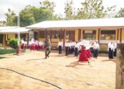 Babinsa dan Guru Kompak Latih PBB Siswa Labuan Tereng