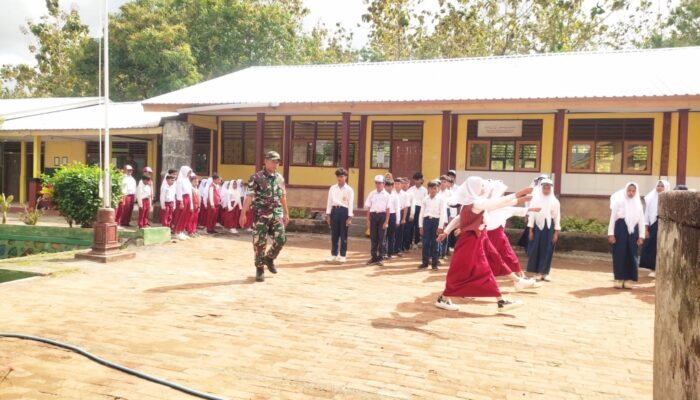 Babinsa dan Guru Kompak Latih PBB Siswa Labuan Tereng