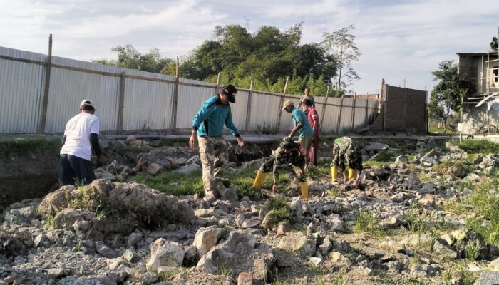 TNI dan Warga Bersihkan Akses Pemakaman yang Tertutup Reruntuhan
