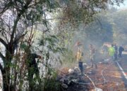 Gotong Royong Warga dan Aparat Padamkan Kebakaran di Mentigi