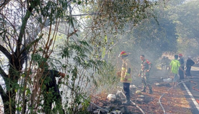 Gotong Royong Warga dan Aparat Padamkan Kebakaran di Mentigi