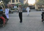 Anggota Lantas Polsek Rasanae Barat Laksanakan Strong Point Pagi di Depan MTSN I Kota Bima, Sasar Masyarakat dan Pelajar