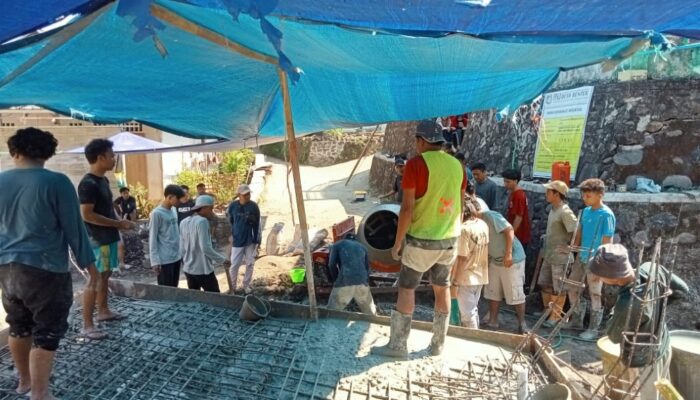 Babinsa dan Warga Bersatu Cor Jembatan Desa Bentek
