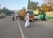 Personel Polsek Rasanae Barat Bantu Lancarkan Arus Lalu Lintas di Pagi Hari