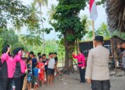 Ketua Bhayangkari Cabang Lombok Utara Bagikan Bendera Merah Putih kepada Nelayan di Gangga