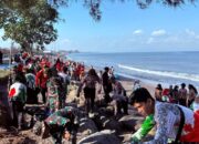 Gotong Royong Lintas Generasi Warnai Pembersihan Pantai Loang Baloq