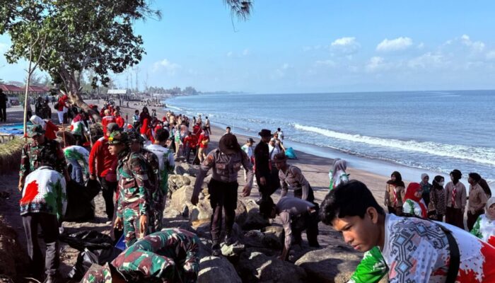 Gotong Royong Lintas Generasi Warnai Pembersihan Pantai Loang Baloq