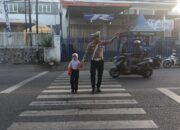 Satlantas Polres Bima Kota Laksanakan Rawan Pagi, Bantu Anak Sekolah dan Pengguna Jalan Menyeberang