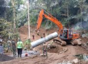 Sinergi TNI dan Warga, Plat Baja Kokohkan Jalan Desa