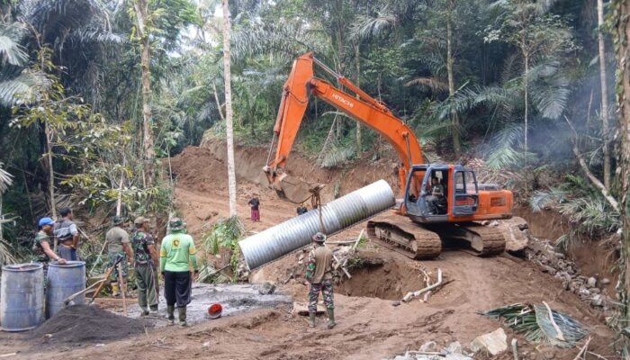 Sinergi TNI dan Warga, Plat Baja Kokohkan Jalan Desa