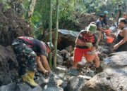 TNI dan Warga Lobar Bangun Jembatan untuk Petani