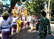 Sinergi Babinsa dan Warga Jaga Khidmatnya Upacara