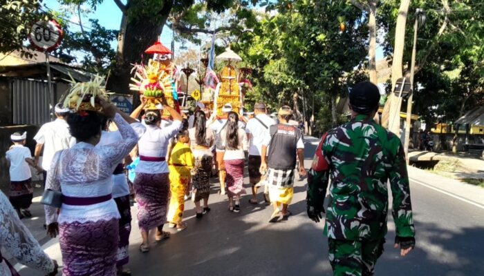 Sinergi Babinsa dan Warga Jaga Khidmatnya Upacara