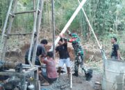 Babinsa Dampingi Pembangunan Sumur Bor Bantu Warga Lembar