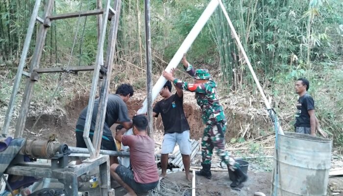 Babinsa Dampingi Pembangunan Sumur Bor Bantu Warga Lembar